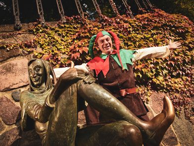 Eulenspiegel am Brunnen im Herbst